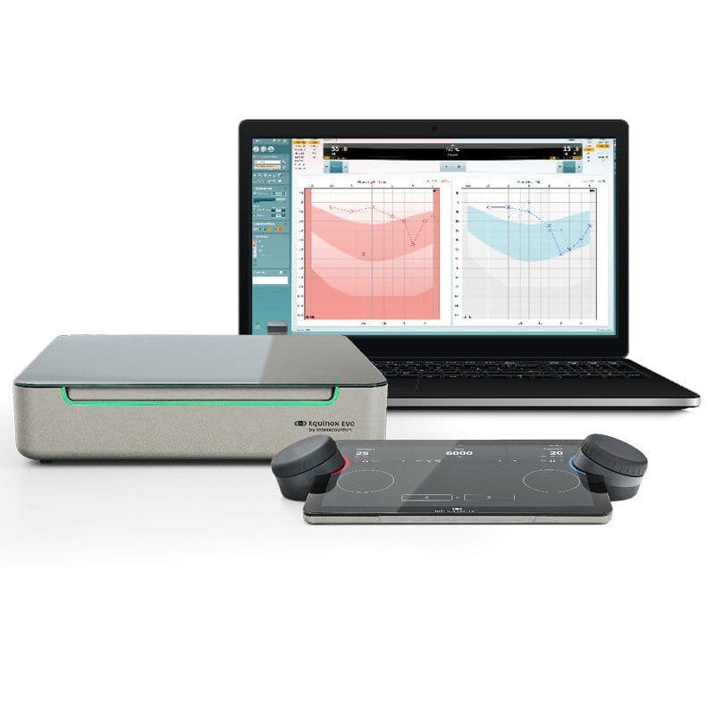 Interacoustics Equinox Evo med dets software vist på en skærm i baggrunden.